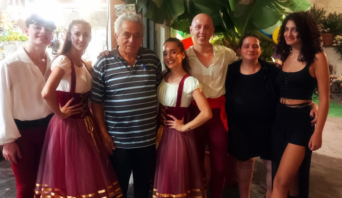 CRESCENZO MANDARA CON LA NIPOTE ANNA JUNIOR LA FIGLIA DANIELA ED I BALLERINI DELLA TARANTELLA POSITANESE 