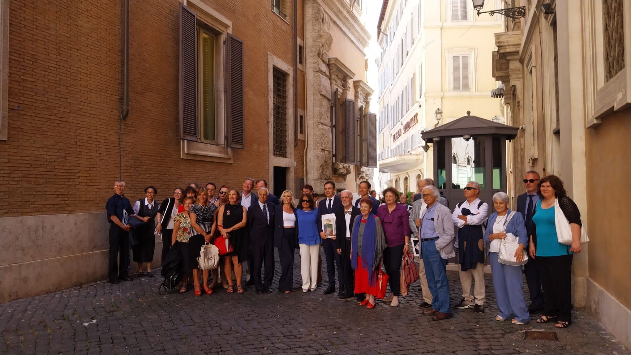 Cappello Foto di gruppo fuori la Sala Stampa della Camera dei Deputati a Montecitorio