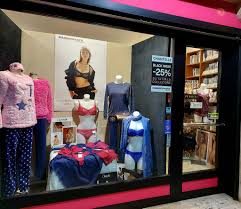 vetrina della boutique "Capricci" a Taviano