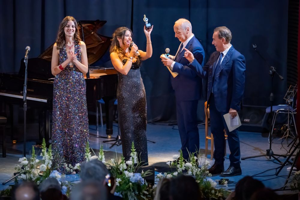 FDN 26 16 DA SIX CHIARA CERNICCHIARA CLAUDIA CONTE MASSIMO ABBATE ERENNIO DE VITA premio e pergamena