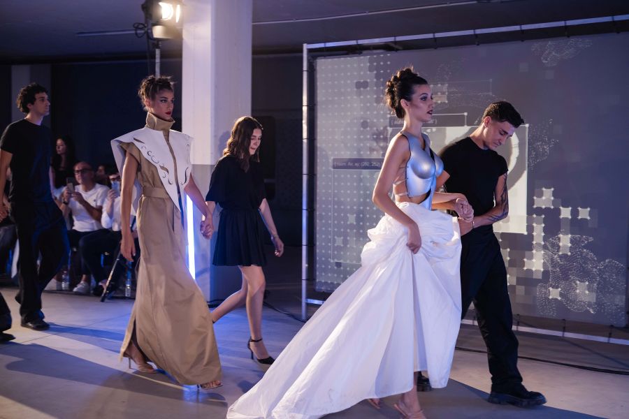 IED Roma uscita finale con i designer ed uno dei loro modelli credit ph Paola Labianca
