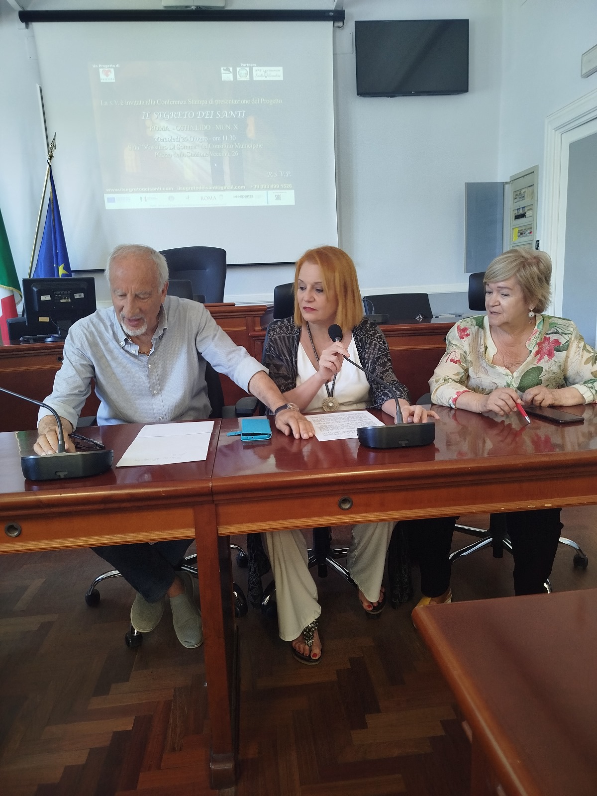 Il Presidente del X Municipio il Dott. Mario Falconi Virginia Barrett e la Dott.ssa Paola Pau Responsabile Forum Cultura