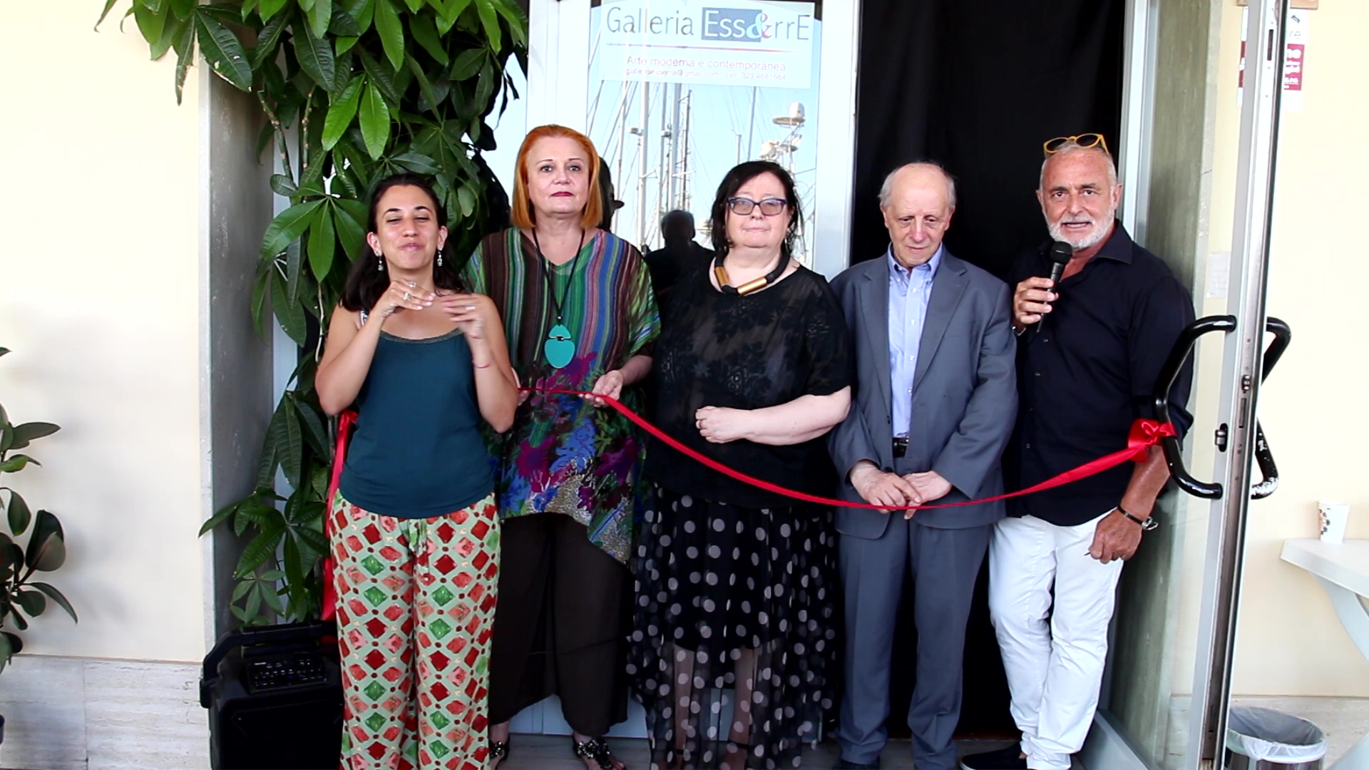 Il momento dellinaugurazione della mostra alla presenza di Pina Traini direttore artistico e Virginia Barrett