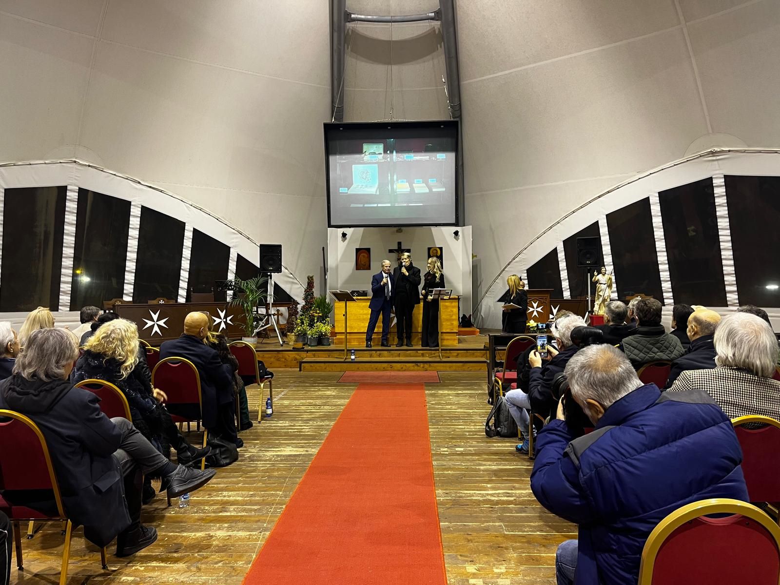 La tensostruttura gremita sul palco Giulio Alan Soul Todrani Alberto Festa Daniela Parrozzani e più a destra Barbara Baruffi