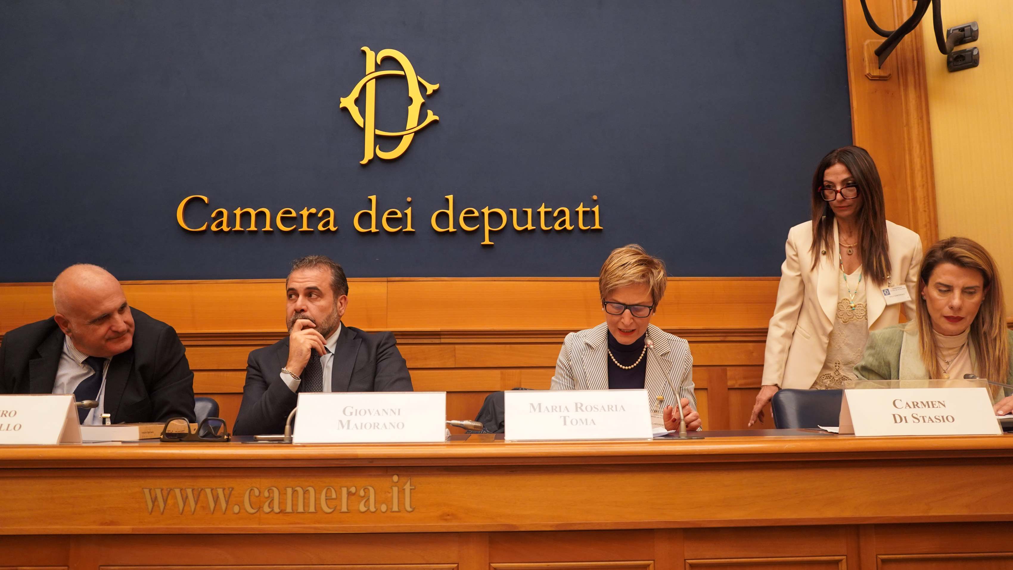 Lautore Dott. Mauro Castiello lOn. Giovanni Maiorano Dott.ssa Maria Rosaria Toma Cav. Maria Antonia Spartà Vice Questore della Polizia di Stato e la giornalista Rai Carmen Di Stasio