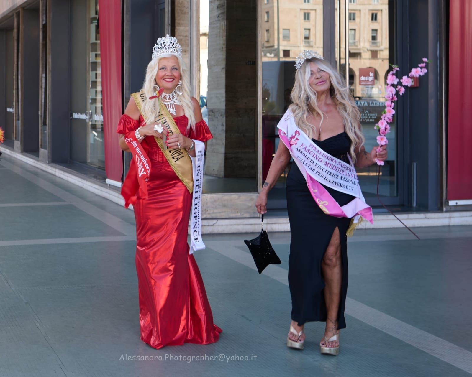 Paola Grossi e Fiore Martini per le vie di Genova