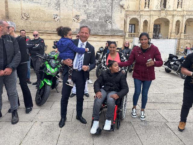 Paolo con ragazzino in carrozzella