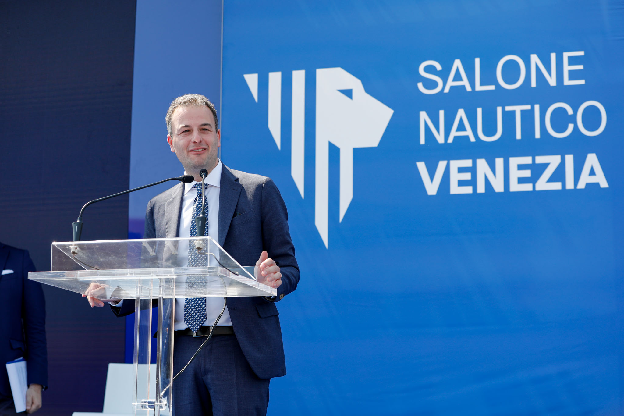 foto delsindaco simone venturini durante il salone nautico a venezia
