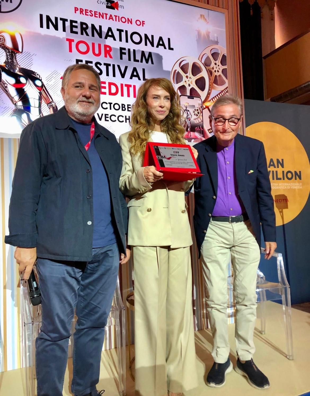 Venezia 25 1 da sx Antonio Flamini Direttore Artistico ITFF Ivonne Sciò con il Venice ITFF Award e il Presidente Piero Pacchiarotti allItalian Pavilion di Venezia
