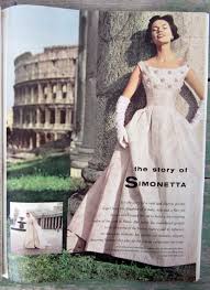 abito di simonetta con sfondo colosseo