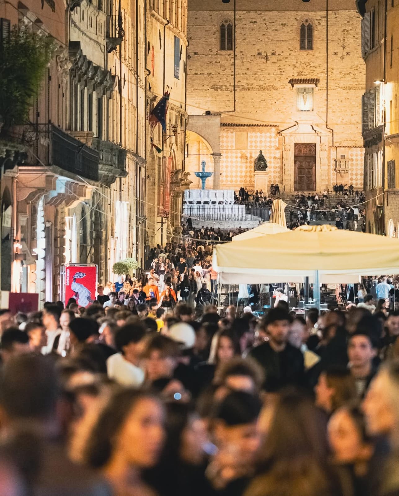 altri spettatori in piazza
