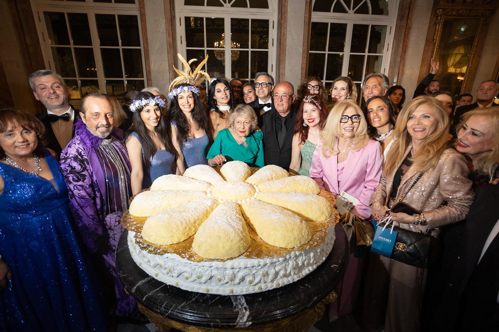 foto d'insieme con la torta a forma di margherita