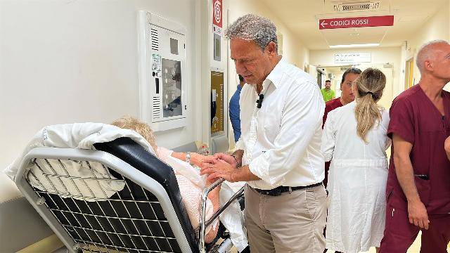 il consigliere regionale che consola una ricoverata
