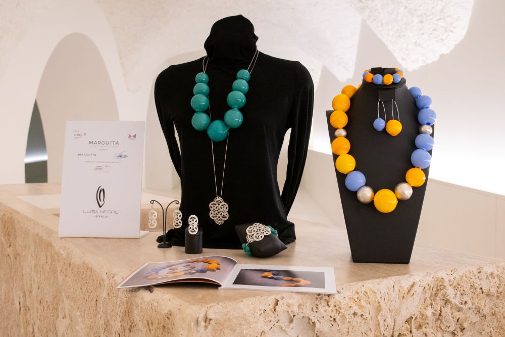 2 Luisa Negro Jewels