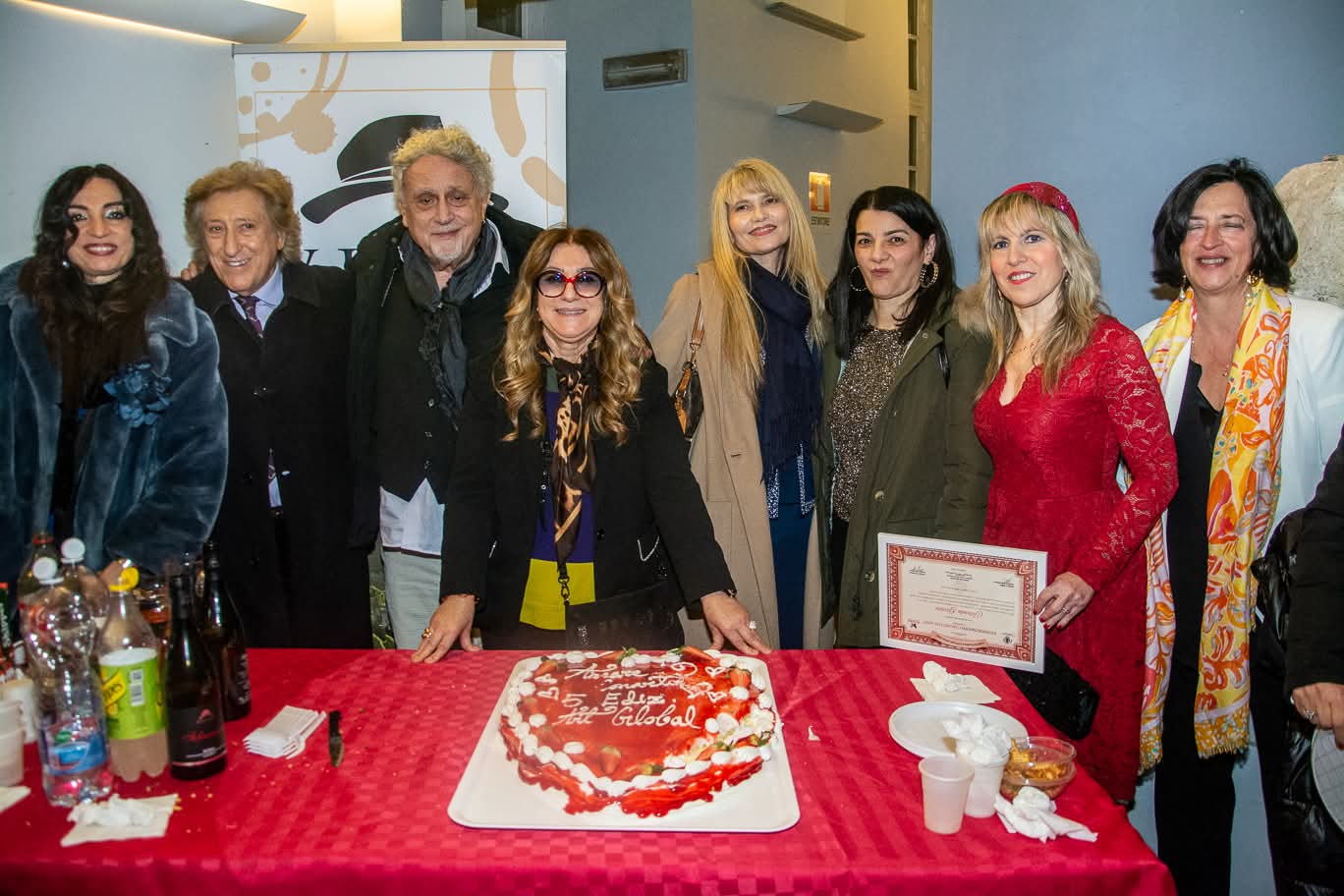 Foto di gruppo con la torta