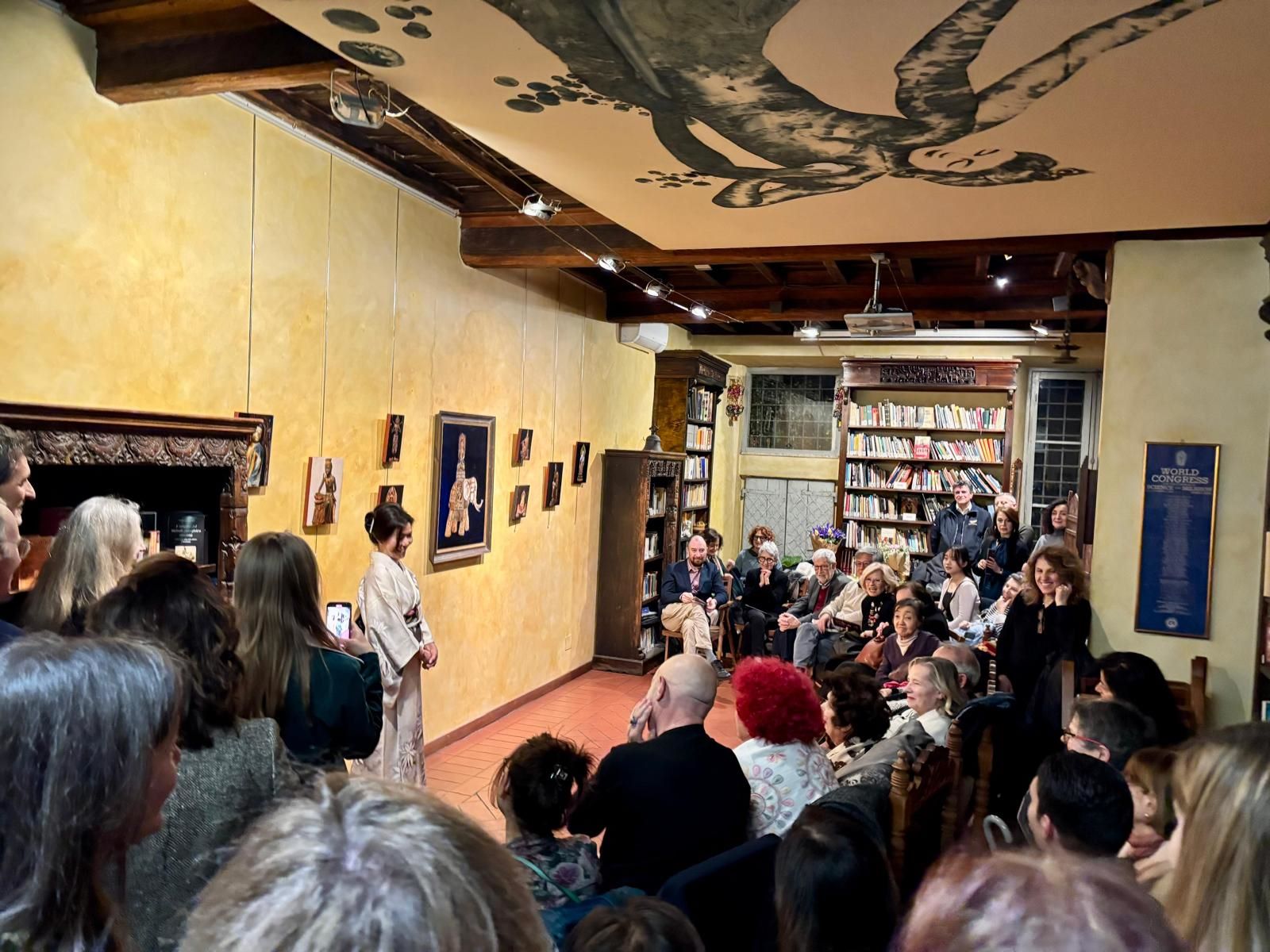 I numerosi ospiti ascoltano Michi Taguchi