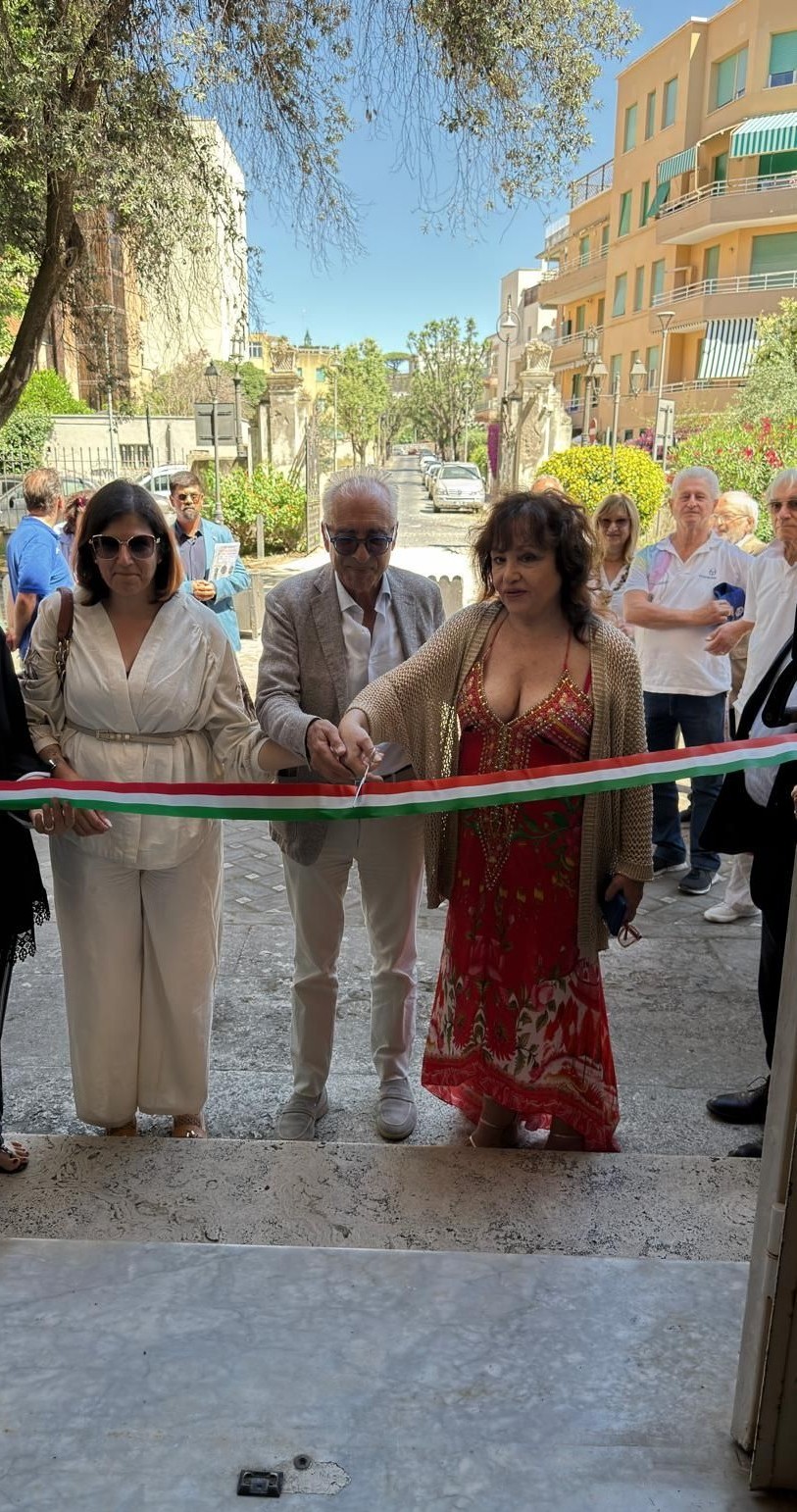 Lassessore Dott.ssa Valentina Corrado il sindaco Dott. Aurelio Lo Fazio ed Adriana Russo al taglio del nastro