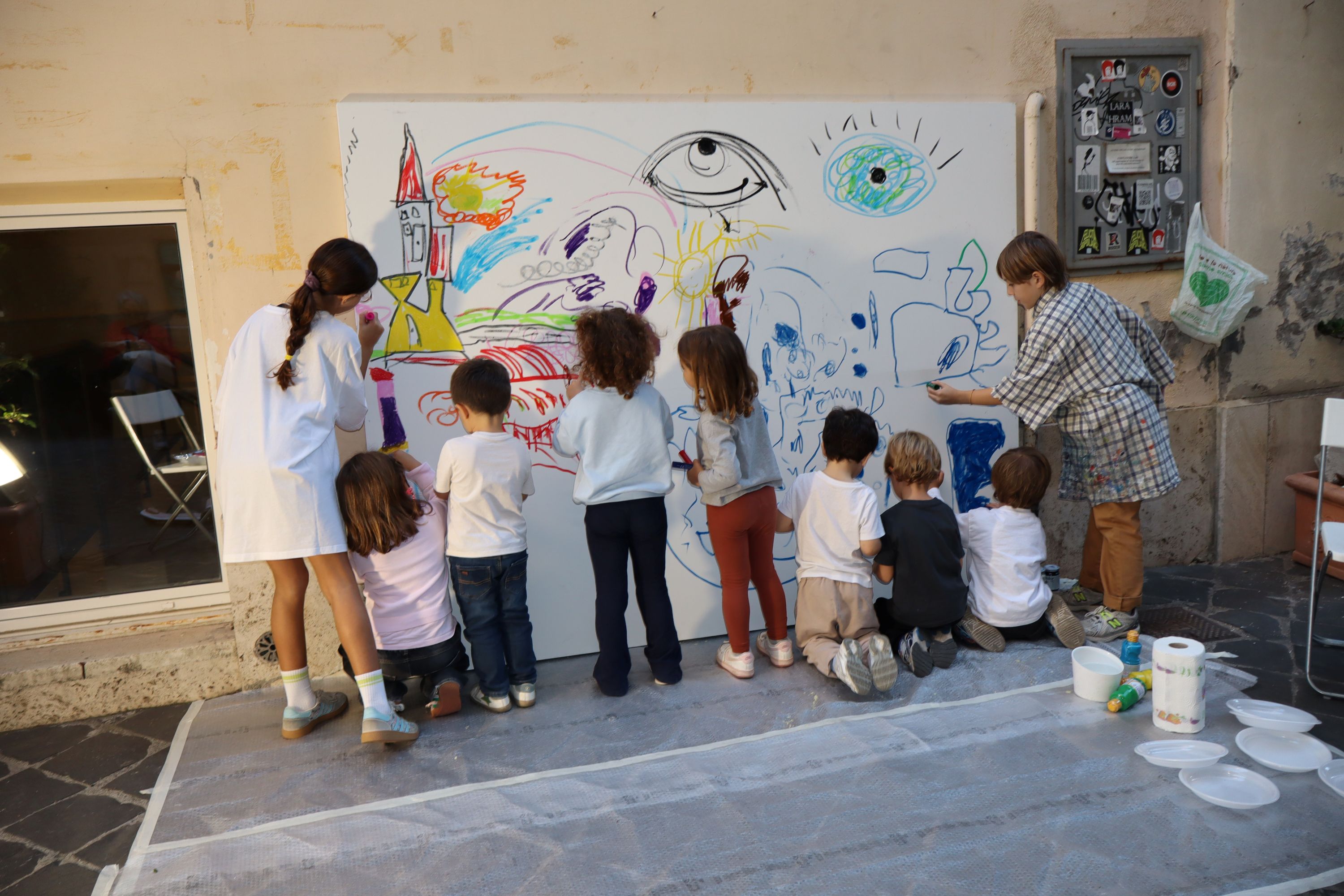 Marco Tamburro dipinge con i bambini unopera collettiva dal vivo