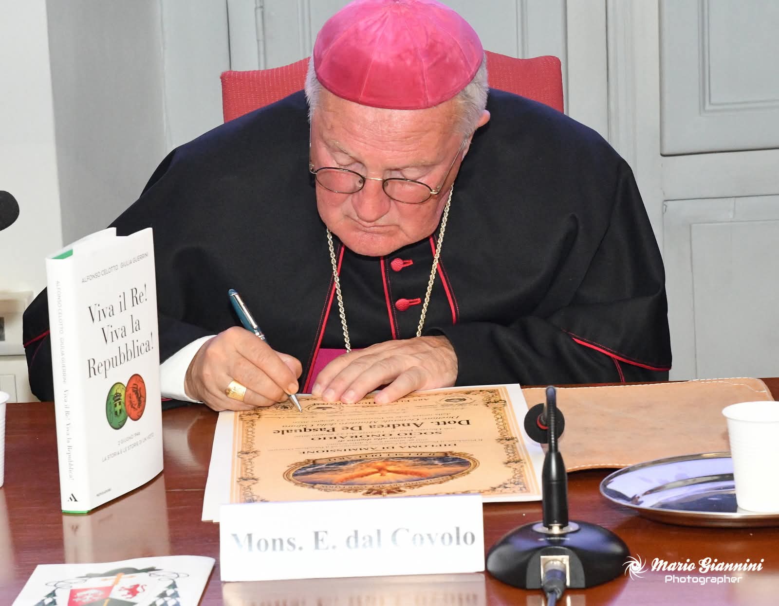 S.E.R. Mons. Enrico dal Covolo firma i diplomi di Socio Onorario della Contemporary Art Association Il Jet Set dellArte