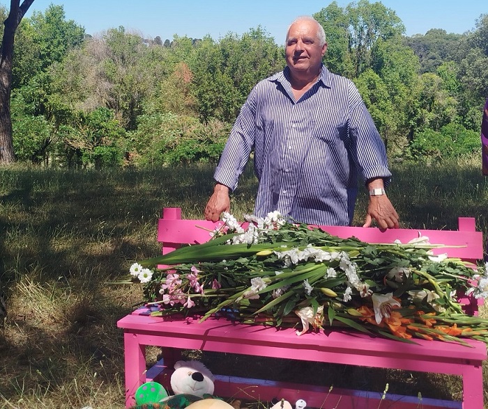 SALVAMAMME 3 ANTONIO IL FALEGNAME PANCHINA ROSA FATTA DA LUI