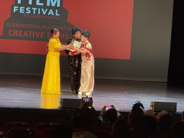Wardal premiato da Joanna Zang ed Elizabeth Nguyen Foto di Edgard Lòpez