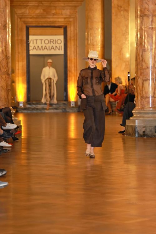 modella con cappello