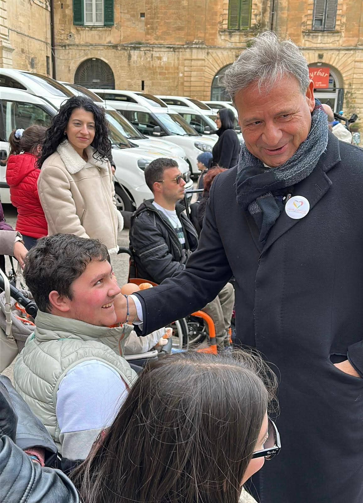 paolo saluta un ragazzo