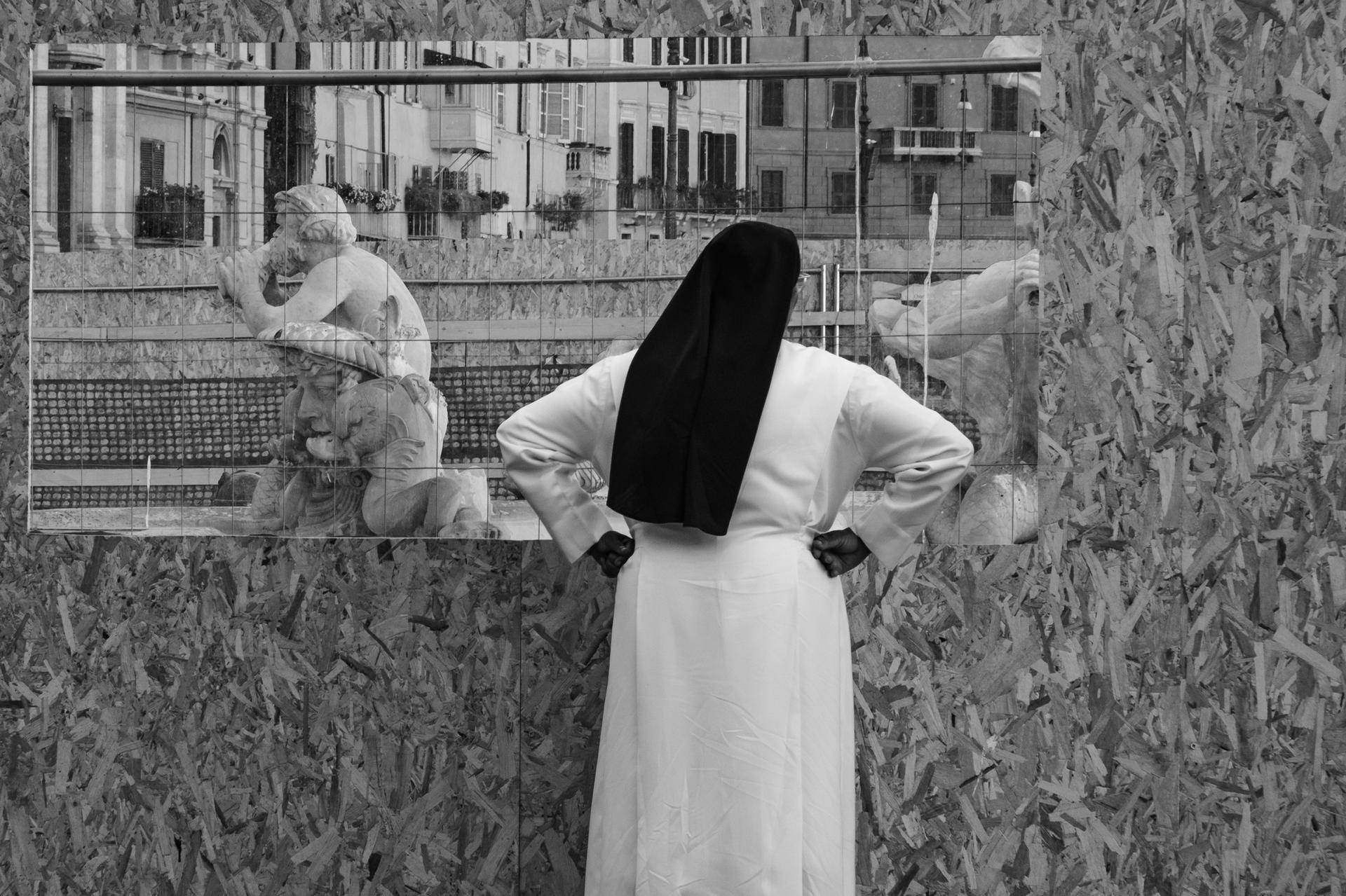 suora che guarda
