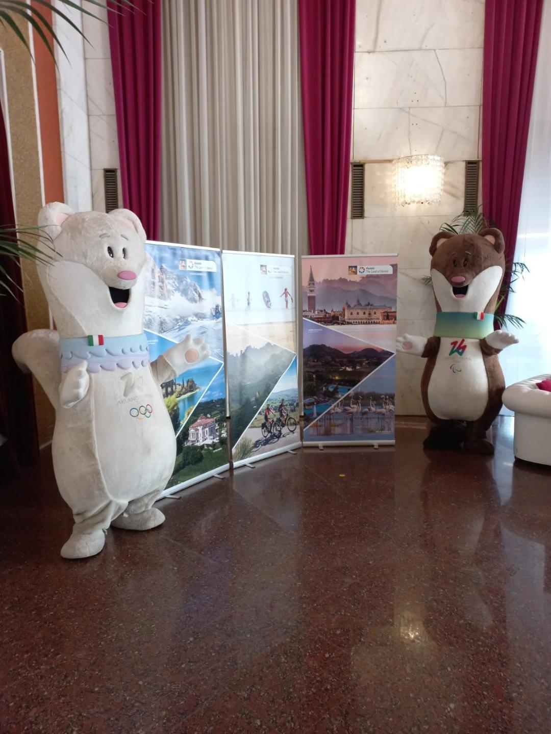 venezia italy at hand 2 25