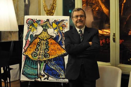 Massimo Bomba davanti ad una delle sue opere