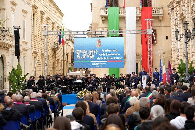 la banda il palco ed il pubblico