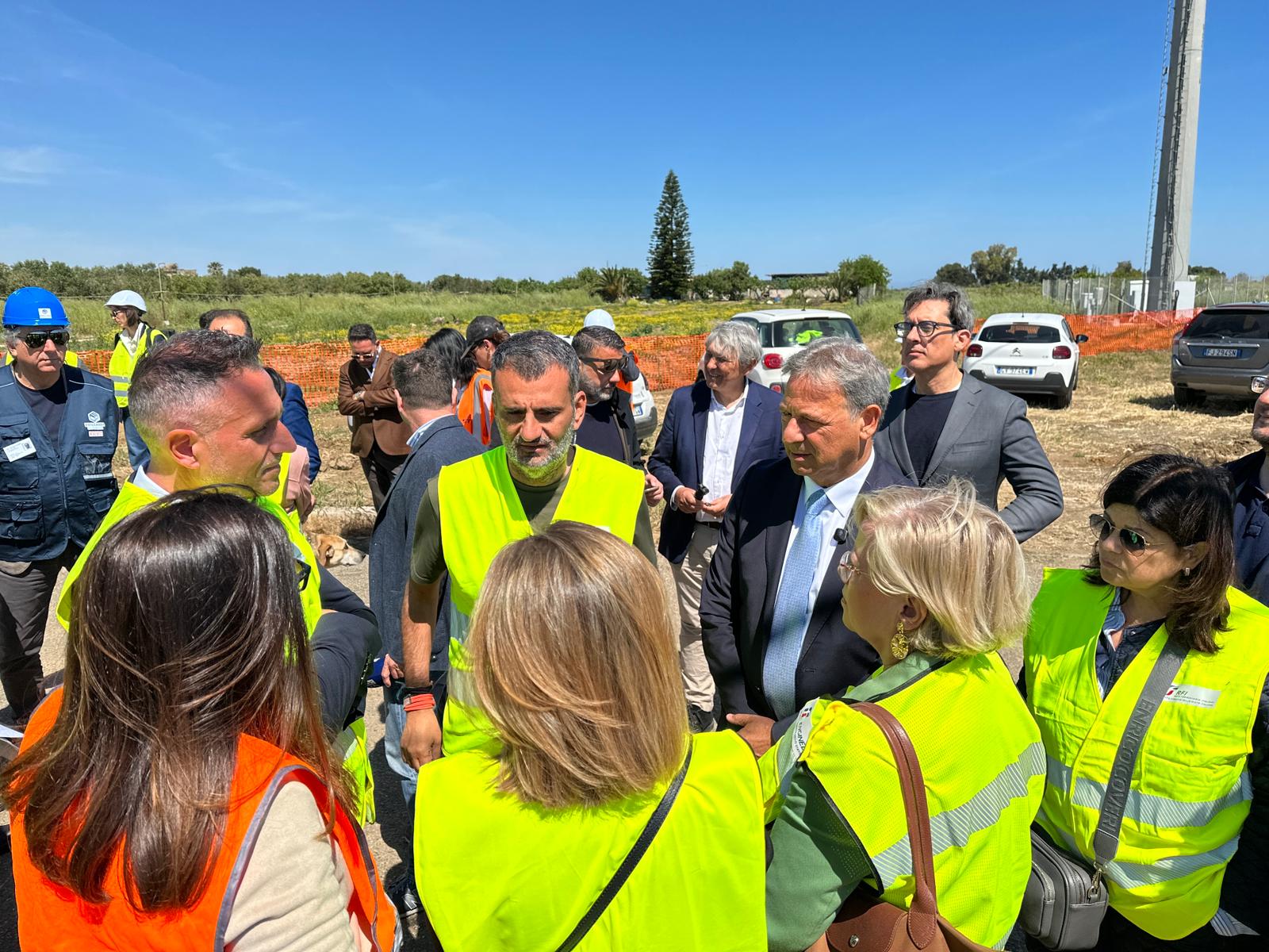 Paolo Pagliaro consigliere regionale Puglia con Decaro èresident eregione Puglia e gli operai