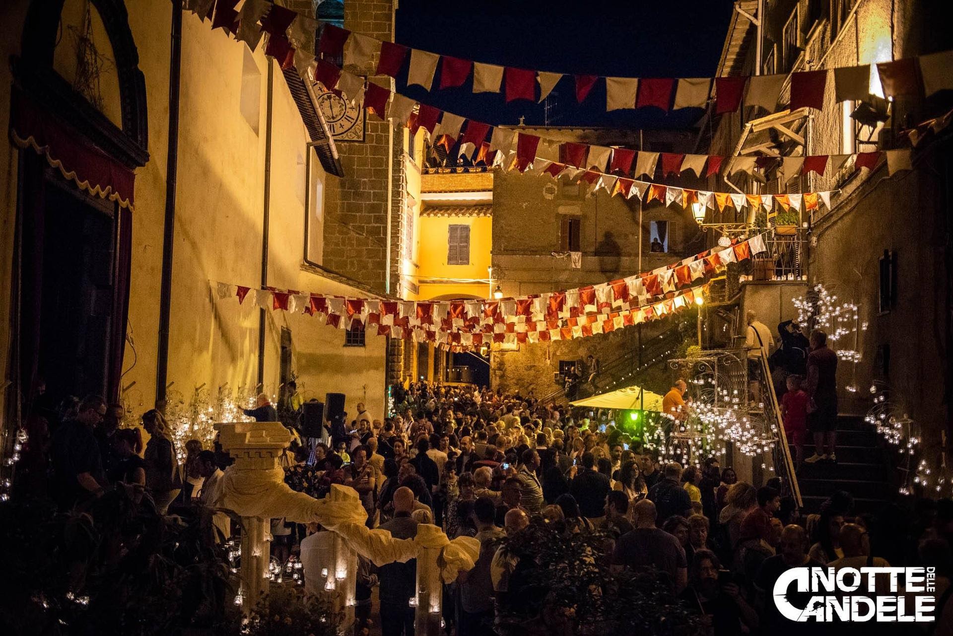 pubblico per le strade